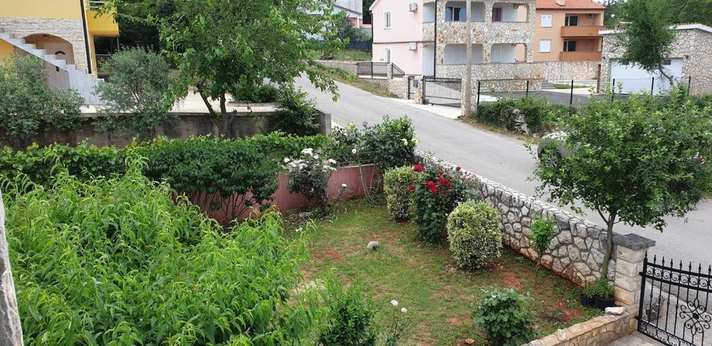 Apartments Roses Dobrinj Bagian luar foto